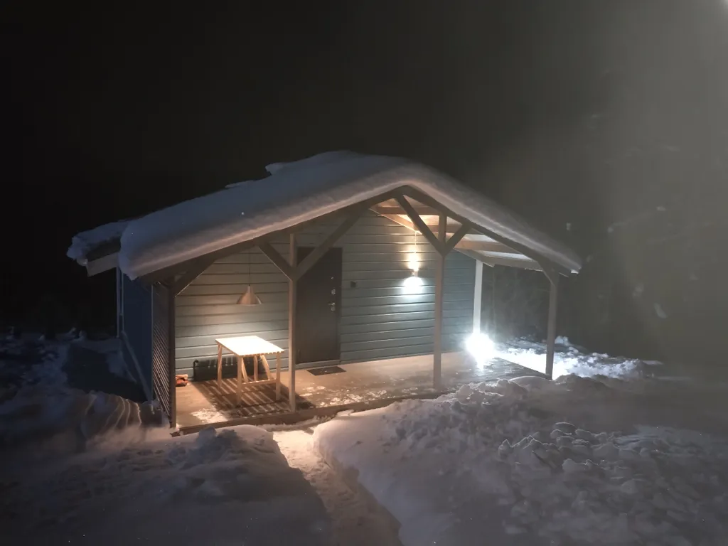 Домик у леса с видом на озеро