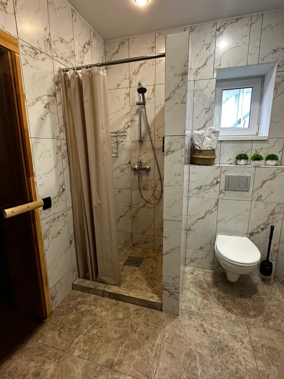 таунхаус на берегу озера с панорамными окнами, сауной и зоной барбекю