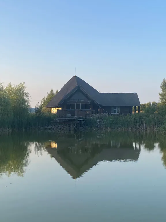 Деревянный дом с соломенной крышей и высокими потолками