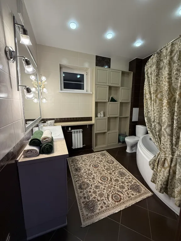 Уютный новый 3 этажный 10-комнатный гостeвoй дом с баней и прудом