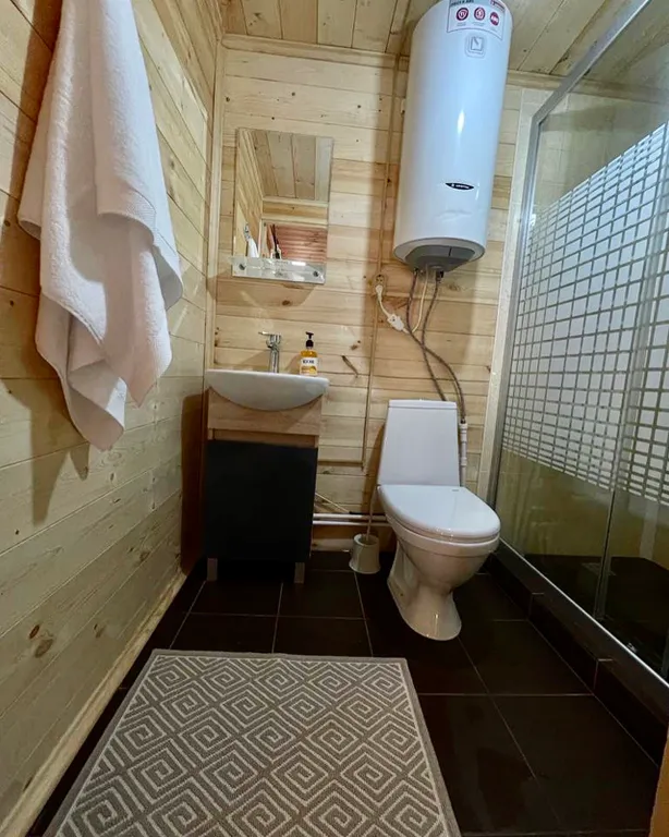 Домики-шале с видом на сосновый лес