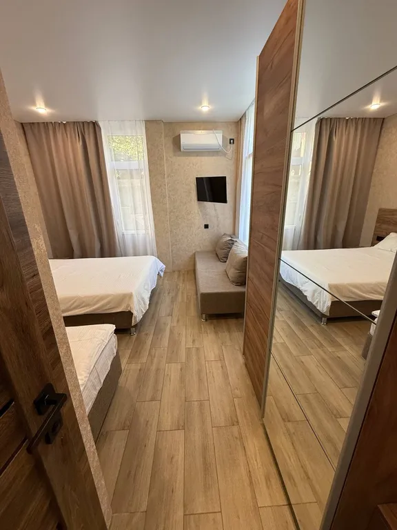 Квартира Квартира Улучшенный номер с балконом в новом коттедже с бассейном и сауной — Лазаревское