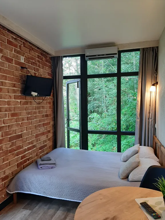 Дом на склоне холма у реки