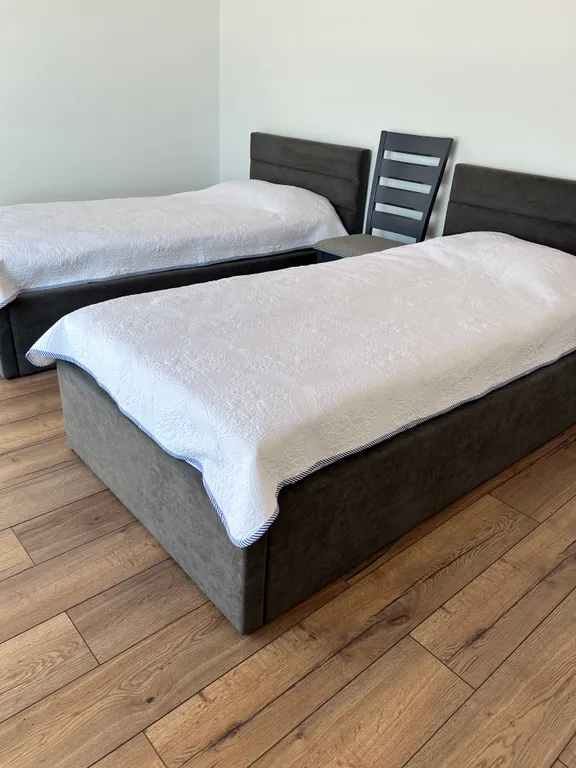 Домик на холме с видом на лес и горы