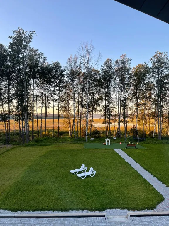 таунхаус на берегу озера с панорамными окнами, сауной и зоной барбекю