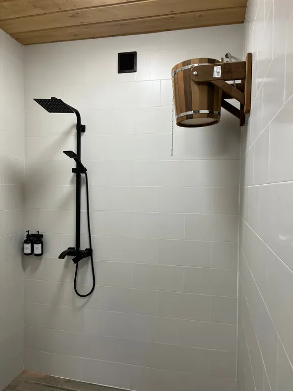 Уютный коттедж в лесу у пруда