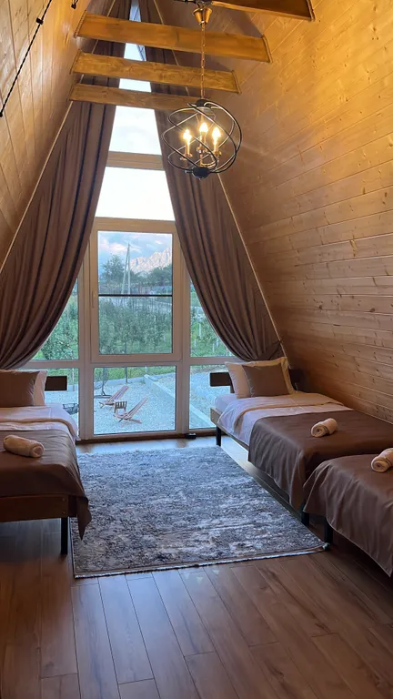 А-фрейм дом с видом на на горы