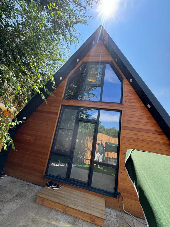 Деревянный дом на территории отеля