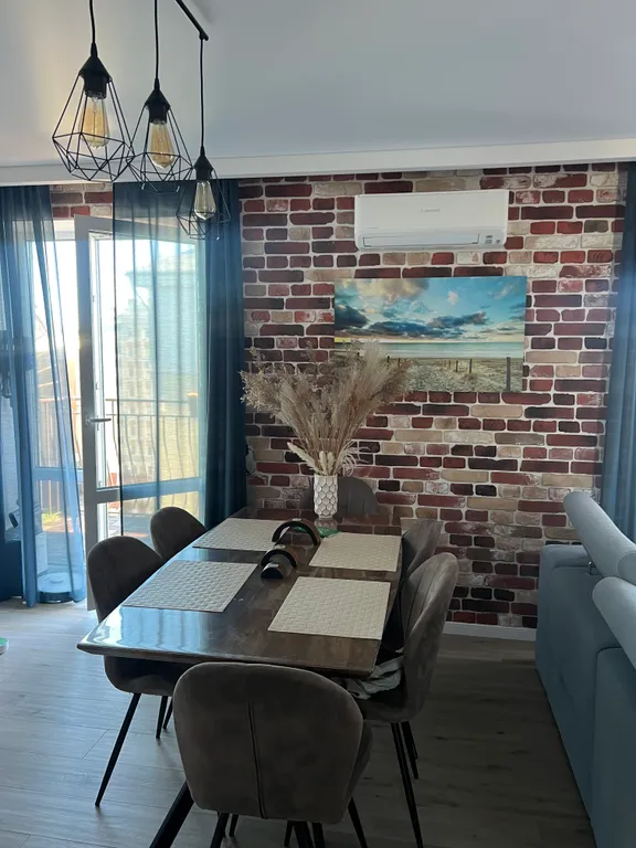 Просторная четырёхкомнатная квартира у парка с видом на море .