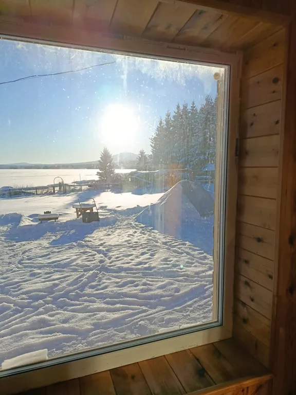 Домик с видом на озеро