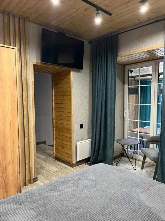 Премиальный гостевой дом в светлых тонах с видом на горы