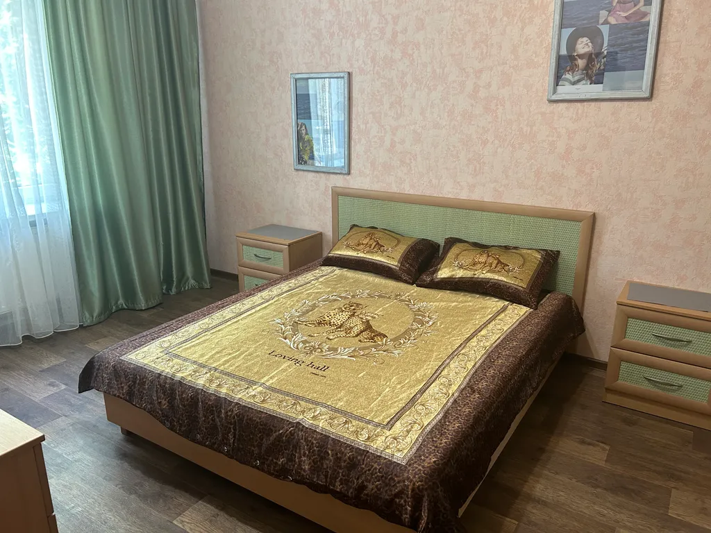 Квартира Квартира 2-х сталинка, свое отопление, Люкс в элитном центре 2-й этаж 65 кв м — Луганск