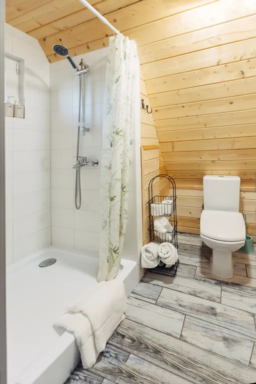 А-фрейм Ель на берегу реки