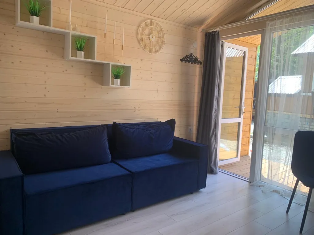 Домик у реки возле канатной дороги