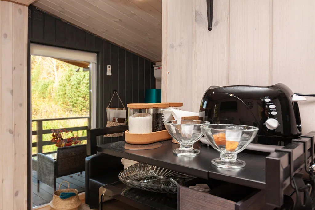 Темный домик на опушке леса