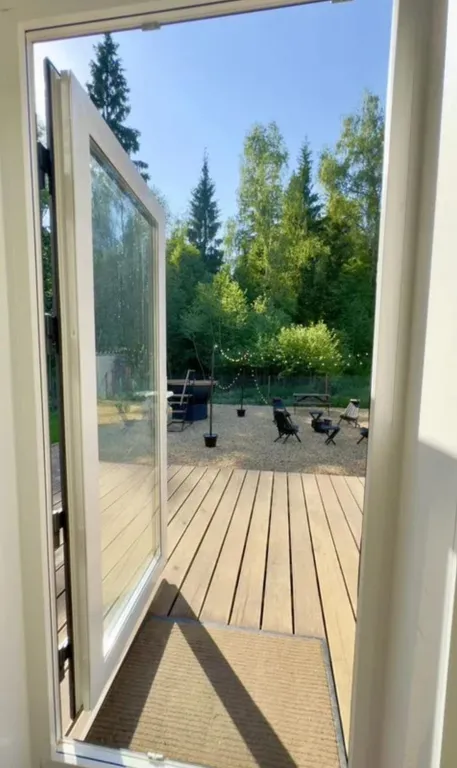 Дом в окружении леса с чаном и баней на территории