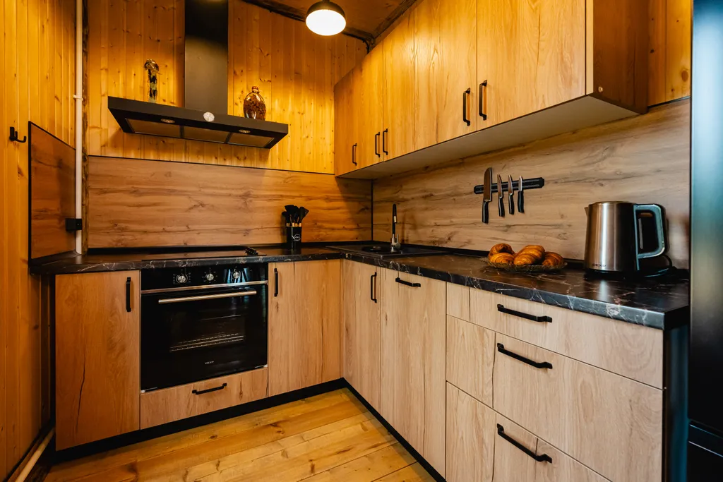 Дом с деревом