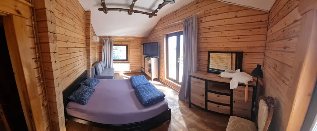 Уютный дом на берегу реки