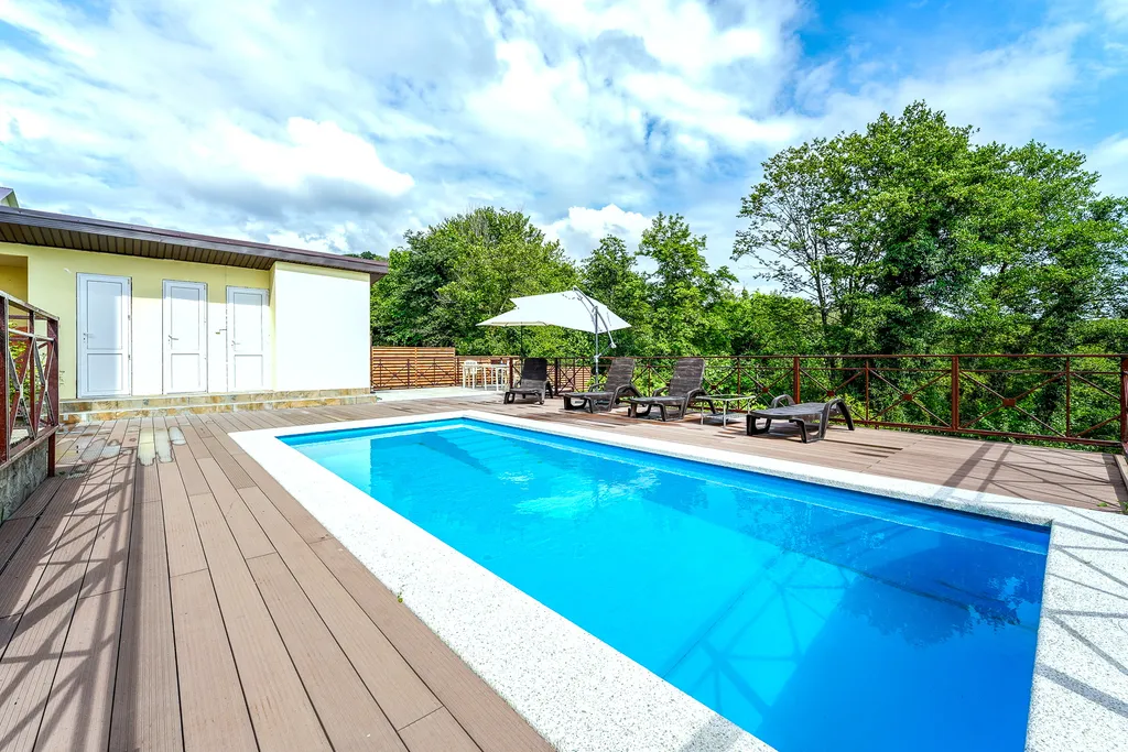 Дом с бассейном