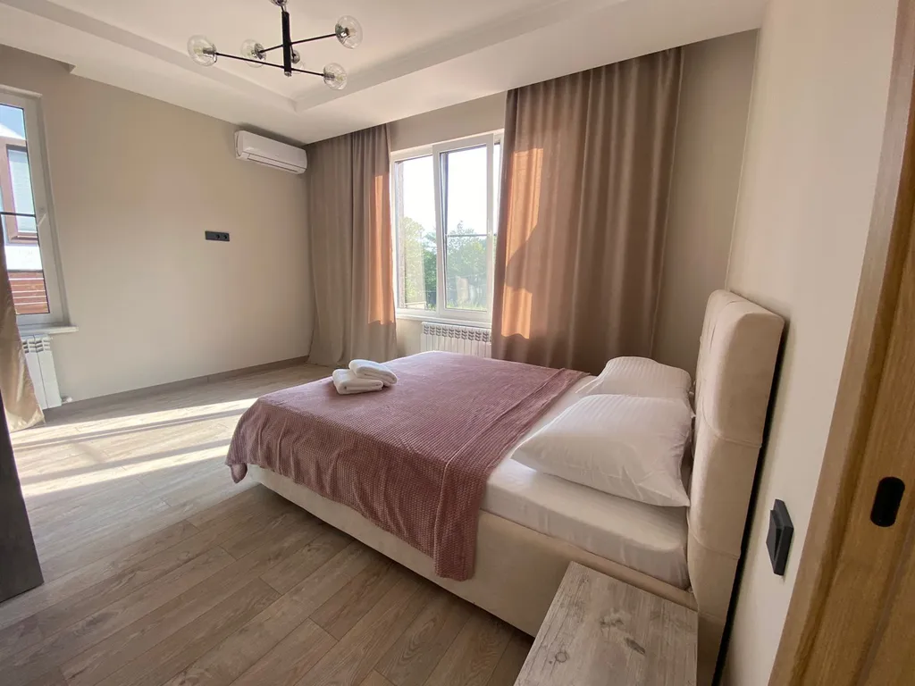 Дом с бассейном и домашним кинотеатром