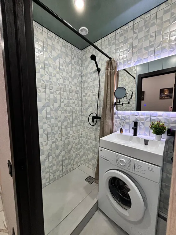 Квартира Потрясающая Студия напротив Терминала в центре Нефтяников — Омск