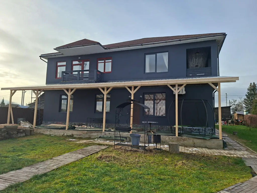 Коттедж с гостиной и столовой