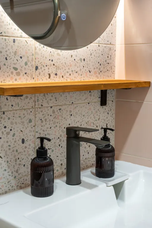 Просторная студия с балконом и видом на горы