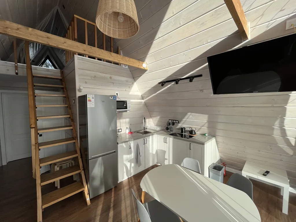 Уютный треугольный домик в лесу