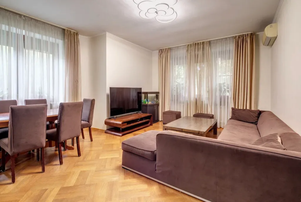 Загородный дом с бассейном и бильярдной