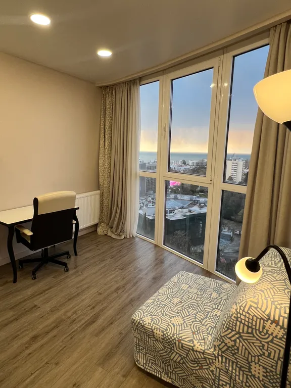 Уютная квартира с видом на морской порт и горы