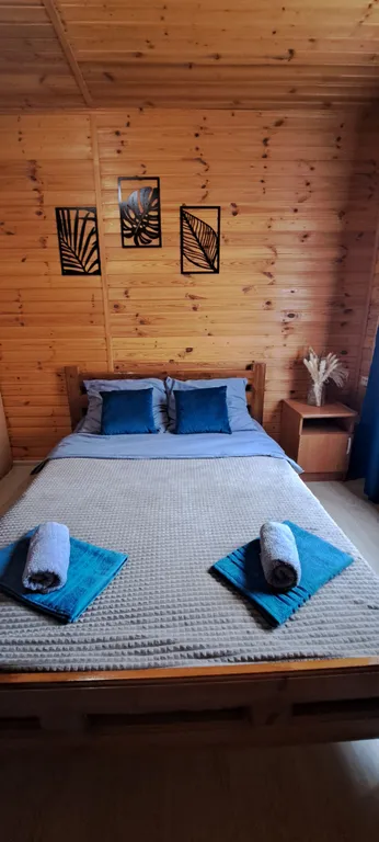 Домик у пруда с тёплым бассейном