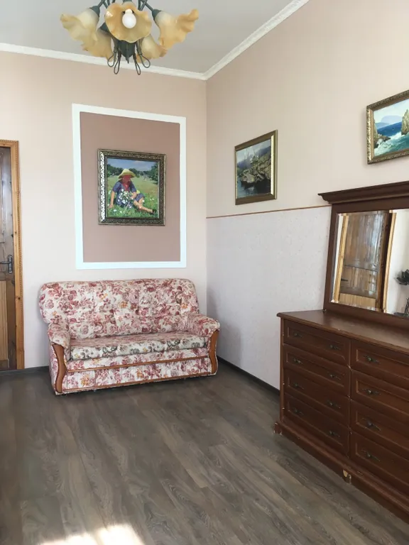 Двухэтажный дом с верандой, огороженной парковкой и сауной