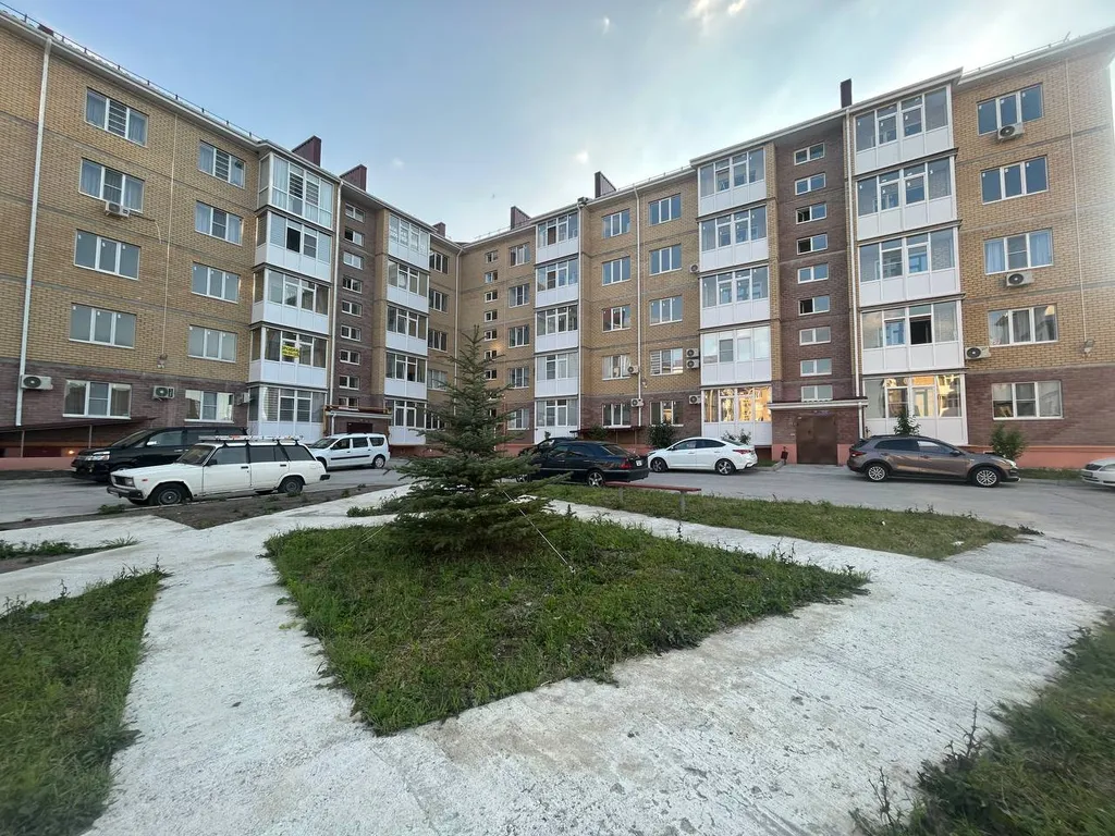 Вместительная двухкомнатная квартира на первом этаже
