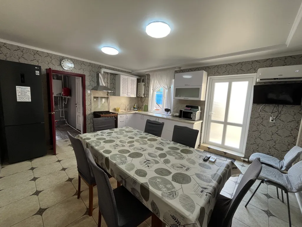 Двухэтажный дом с бассейном