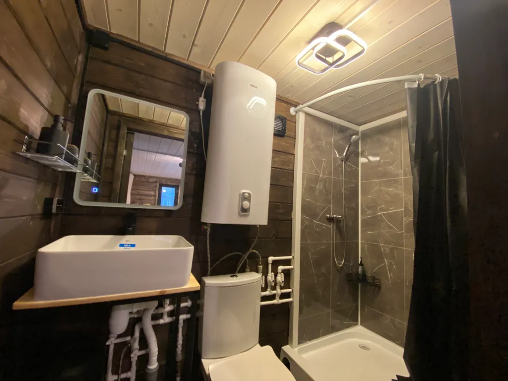 Дом с панорамным окном и видом на лес