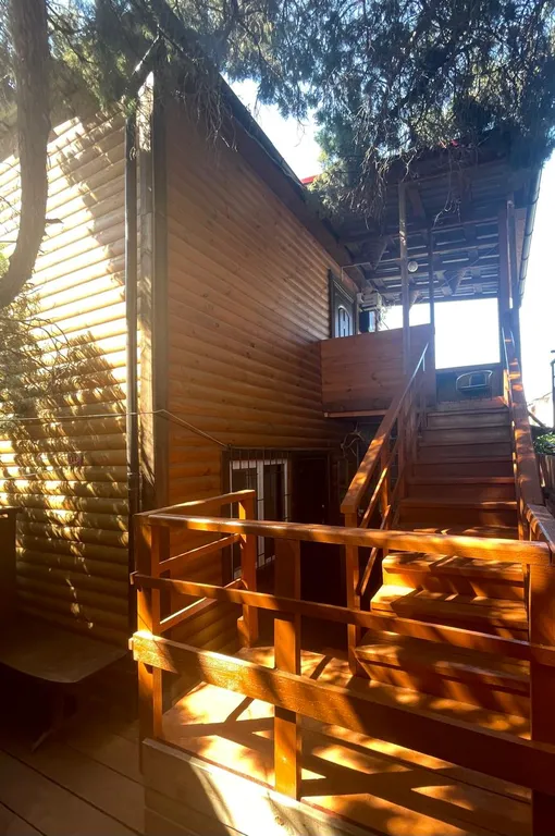 Двухэтажный коттедж с можжевеловым садом