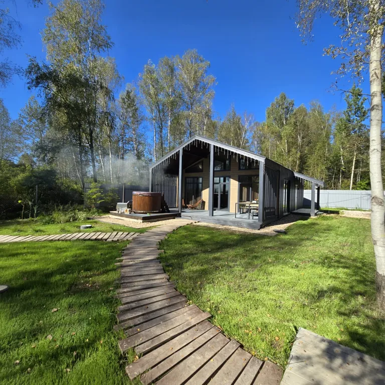 Дом в стиле барнхаус с японской купелью фурако на террасе