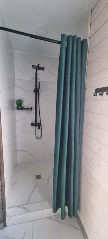 Дом у пруда в лесу