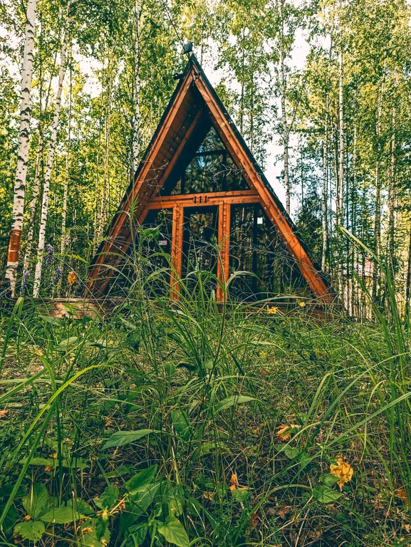 Домик в лесу вблизи от города в стиле A-frame