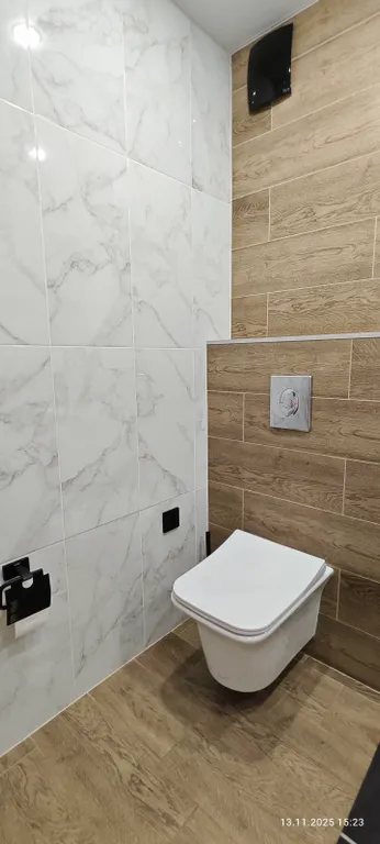 Уютная теплая современная квартира