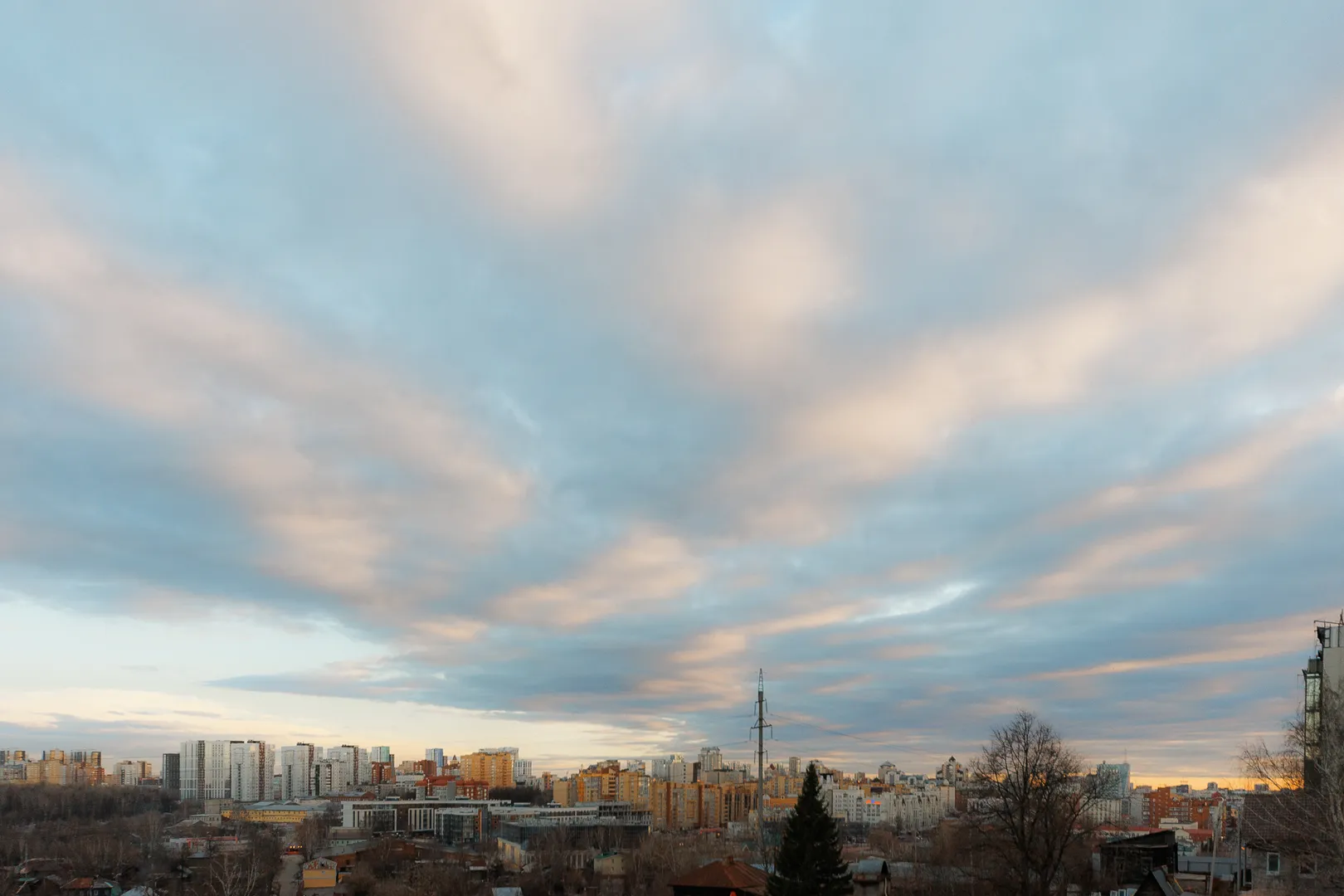 Вид из окна на панораму города
