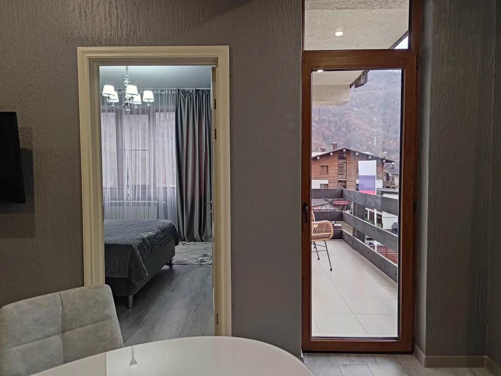 Большой апартамент в центре с панорамным видом на горы и балконом