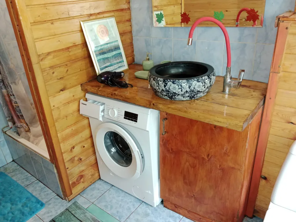 Домик с верандой в лесу