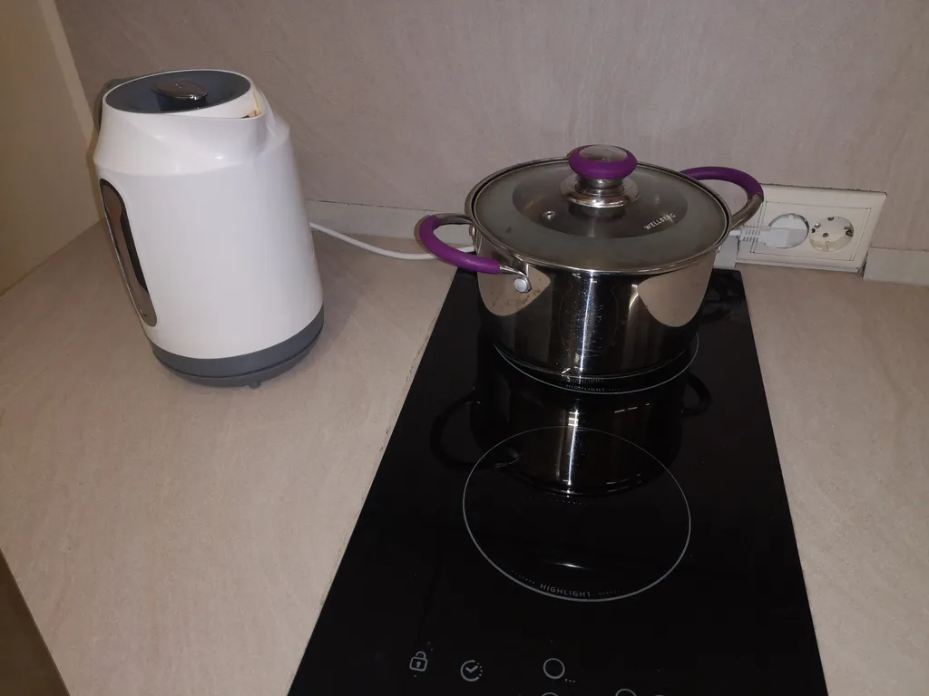 Вместительный, теплый дом на берегу реки Воря