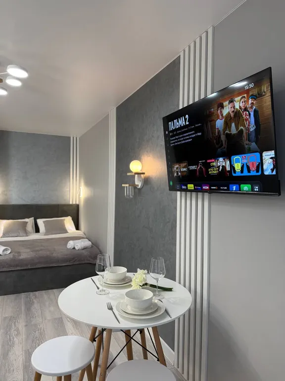 Студия с панорамными окнами и атмосферным видом