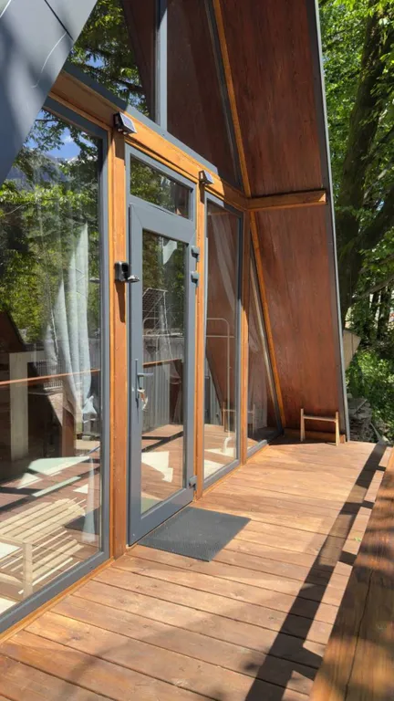 Горный приют, А-Фрейм в центре