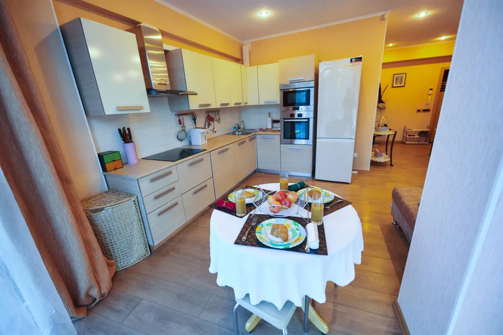 Уютная современная студия с удобным рабочим местом