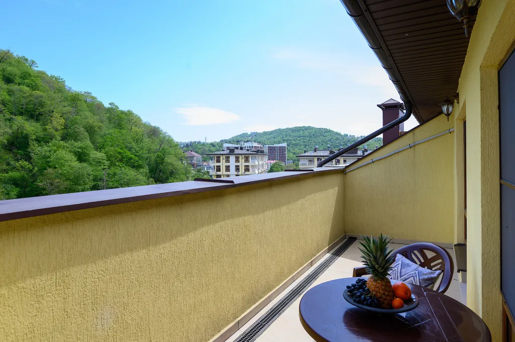 Студия с террасой и видом на горы