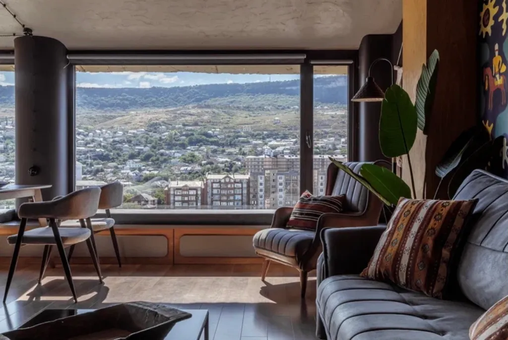 Панорамные окна с видом на гору