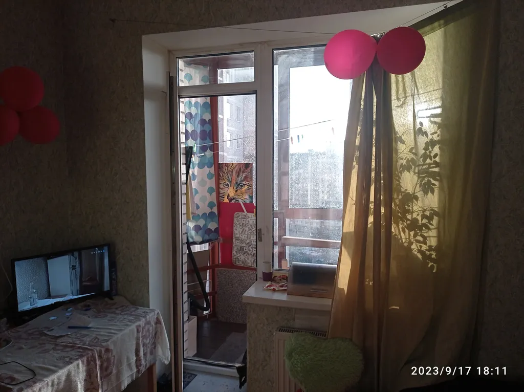 Комната с собственным балконом, где можно курить, электроплитой, вид Питер